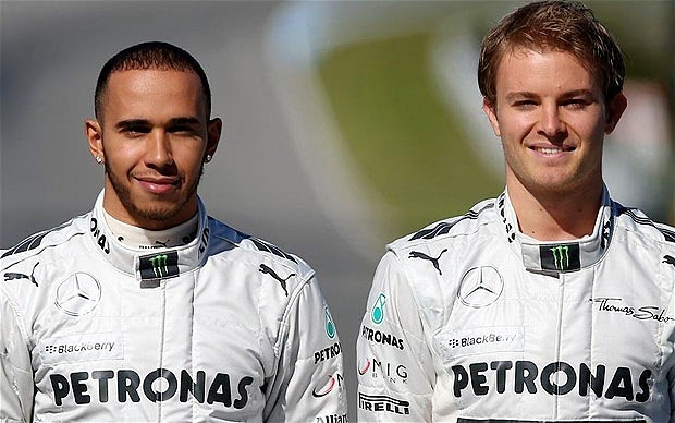 Mercedes hoãn gia hạn hợp đồng với Hamilton